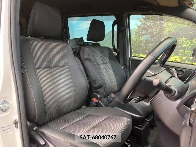 Toyota VOXY 2019-05 219385-8