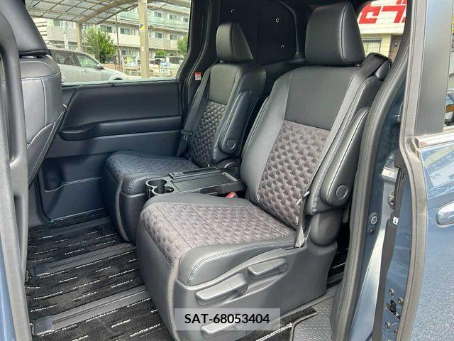 Toyota VOXY 2022-03 370321-24