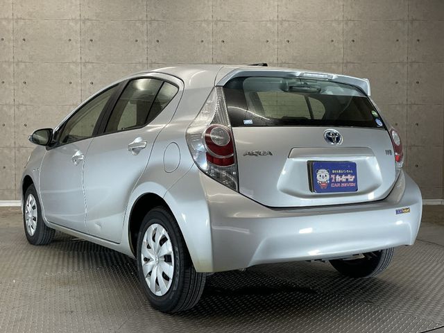 Toyota AQUA 2013-03 11033-6