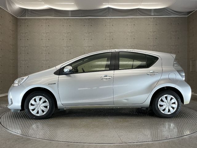 Toyota AQUA 2013-03 11033-8