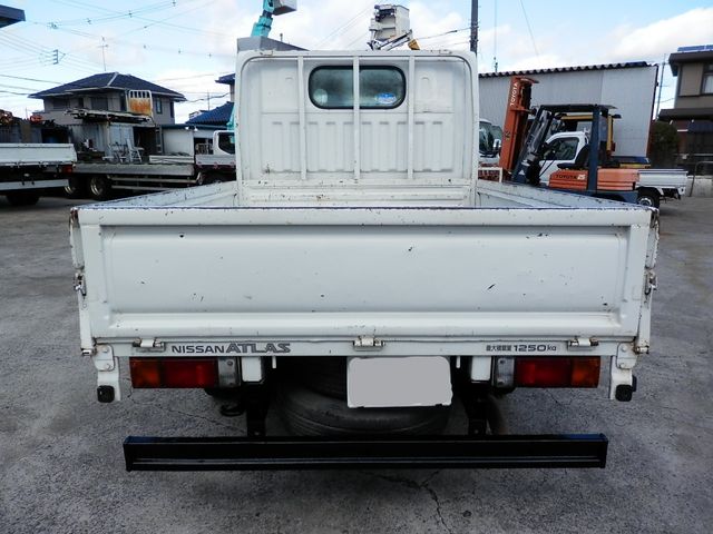 Nissan ATLAS 2008-08 379-7