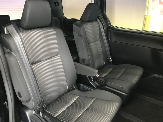 Toyota VOXY 2018-12 21406-11