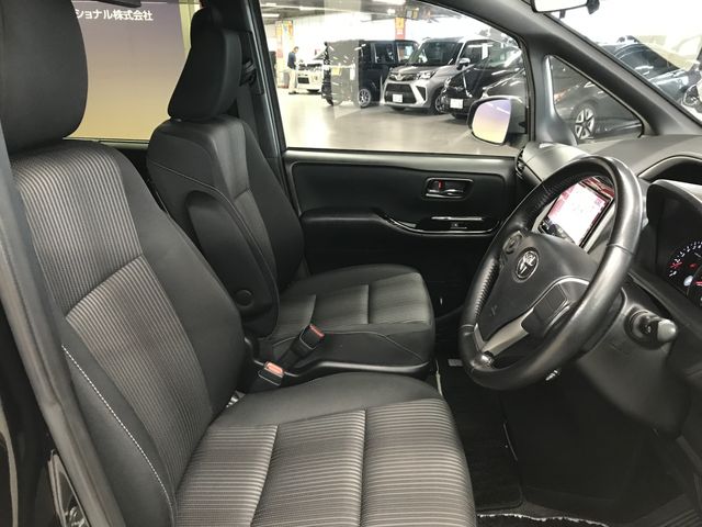 Toyota VOXY 2018-12 21406-10