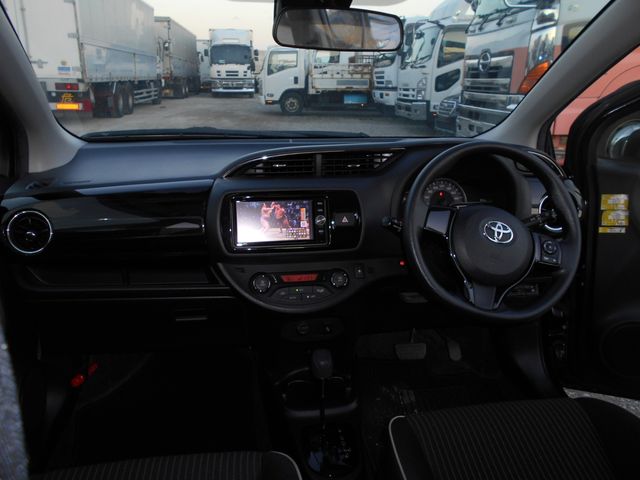 Toyota VITZ 2017-03 28399-2