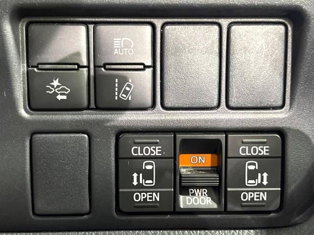 Toyota VOXY 2018-04 23805-5