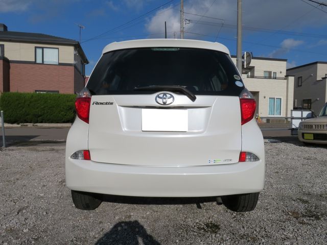 Toyota RACTIS 2011-02 185848-2