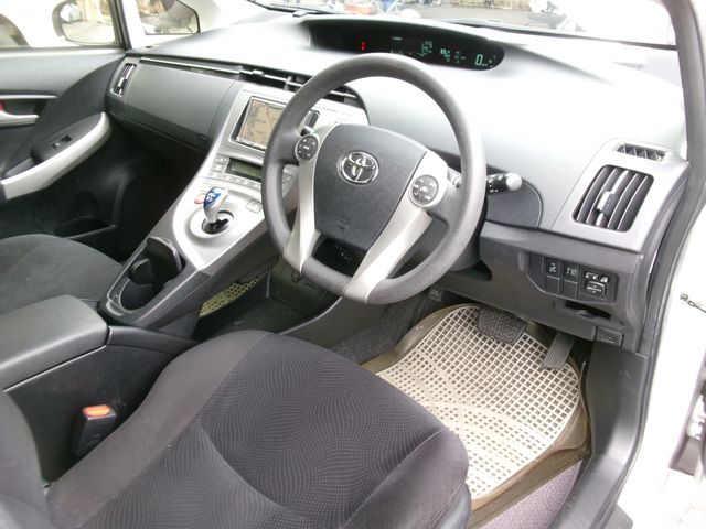 Toyota PRIUS 2013-11 181884-1