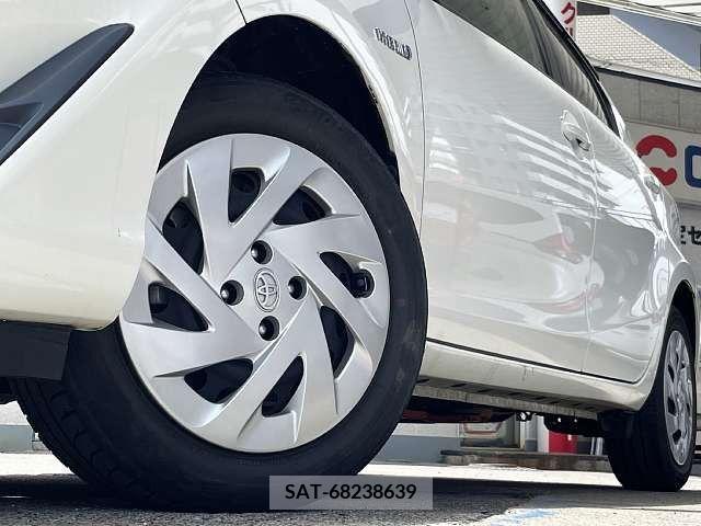 Toyota AQUA 2017-08 329747-3