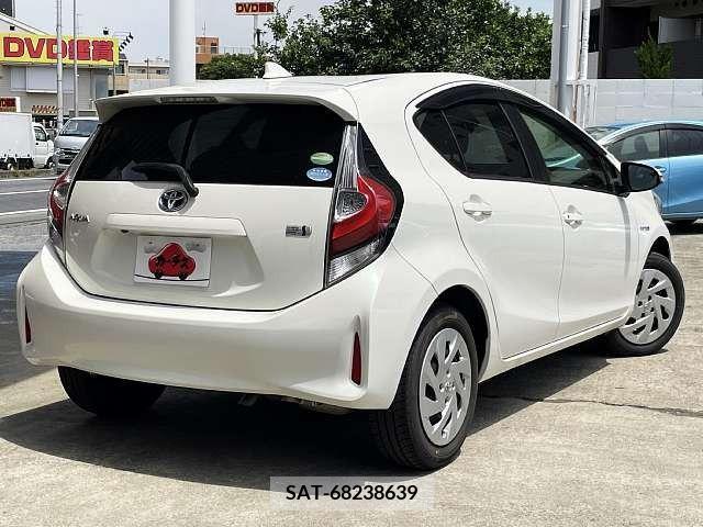 Toyota AQUA 2017-08 329747-2