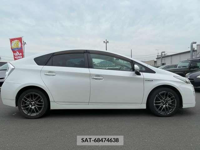 Toyota PRIUS 2011-06 335619-12