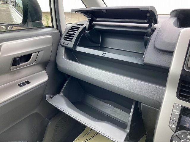 Toyota VOXY 2010-02 8599-21