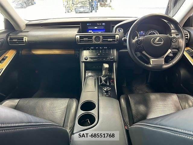 Lexus IS 2013-06 300068-1