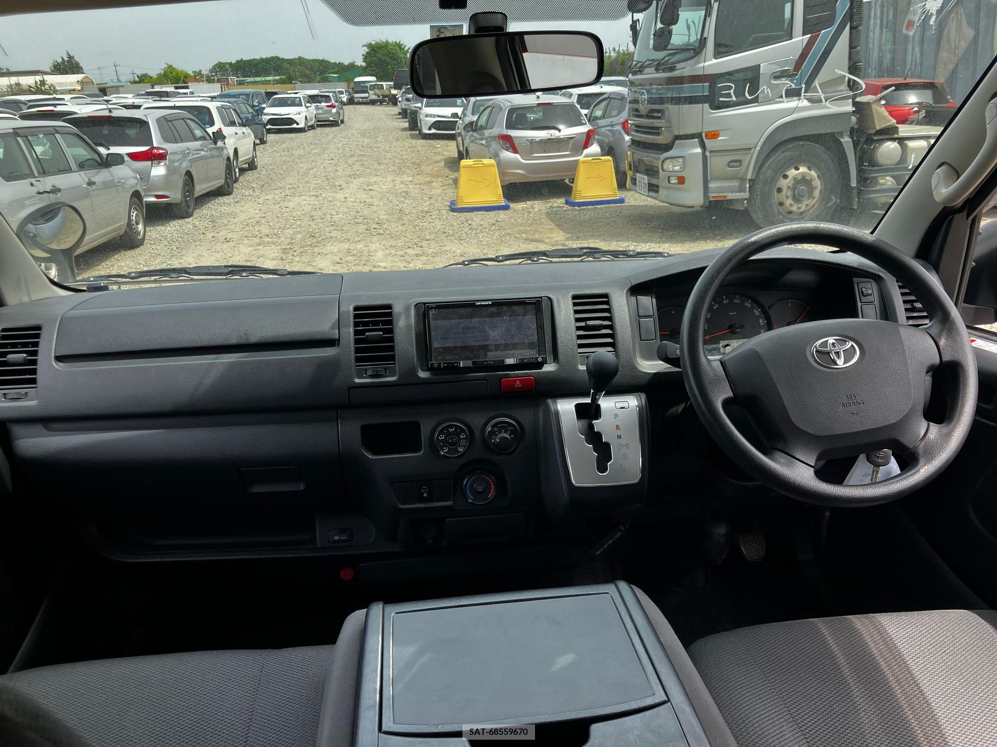 Toyota HIACE VAN 2017-03 258353-4