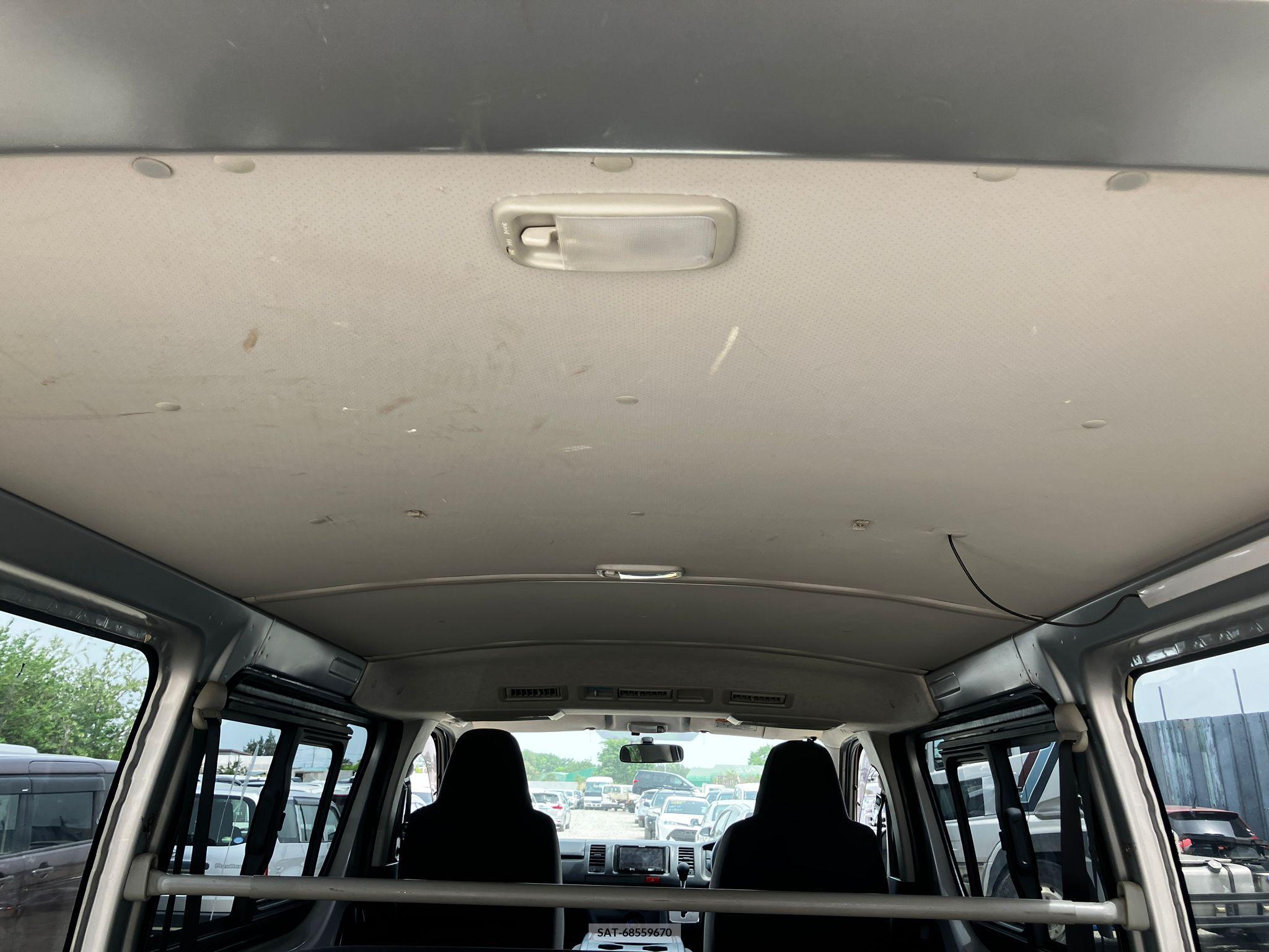Toyota HIACE VAN 2017-03 258353-7
