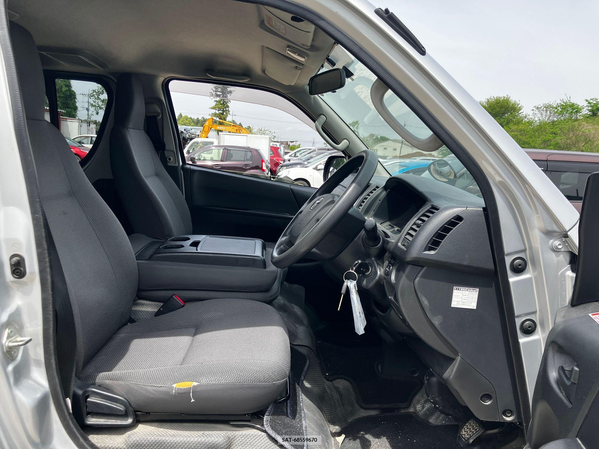 Toyota HIACE VAN 2017-03 258353-26