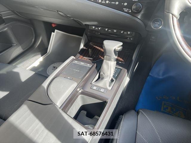 Lexus ES 2019-10 354047-24