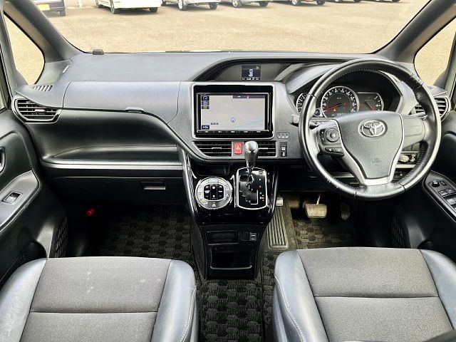 Toyota NOAH 2016-10 11779-1
