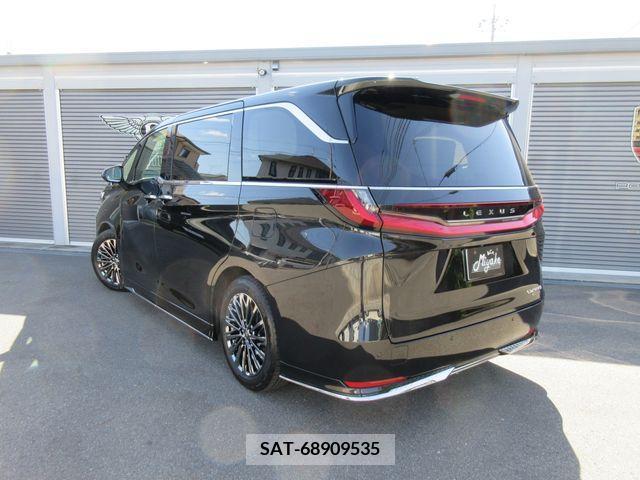 Lexus LM 2024-01 388168-2