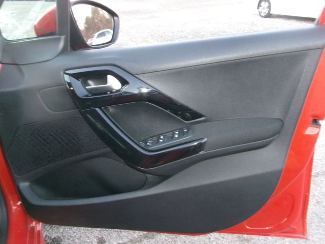 Peugeot 208 2016-04 28092-13