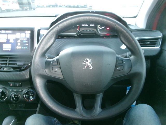 Peugeot 208 2016-04 28092-15