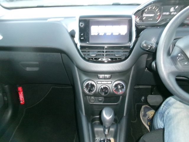 Peugeot 208 2016-04 28092-19