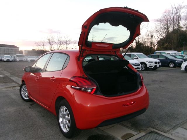Peugeot 208 2016-04 28092-5
