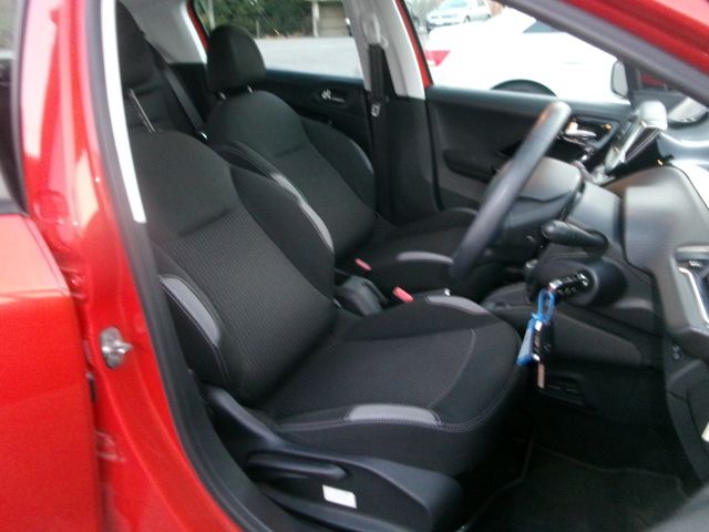 Peugeot 208 2016-04 28092-10