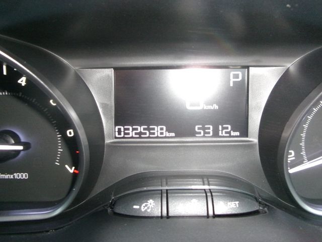 Peugeot 208 2016-04 28092-18