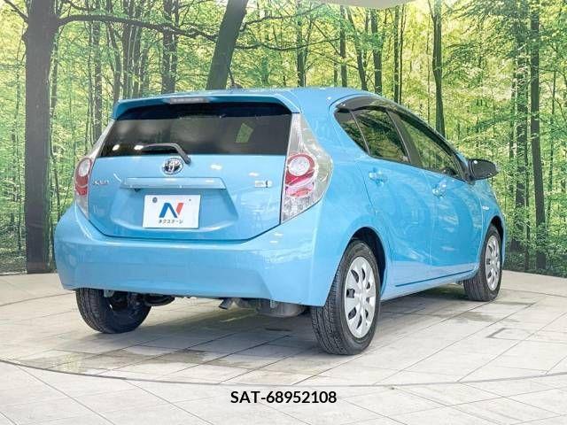 Toyota AQUA 2012-03 389295-17