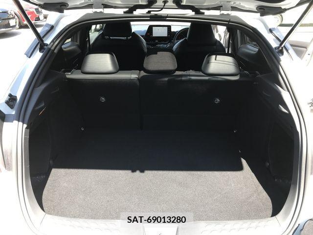 Toyota C-HR 2021-10 323087-13