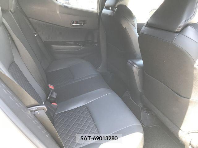 Toyota C-HR 2021-10 323087-11
