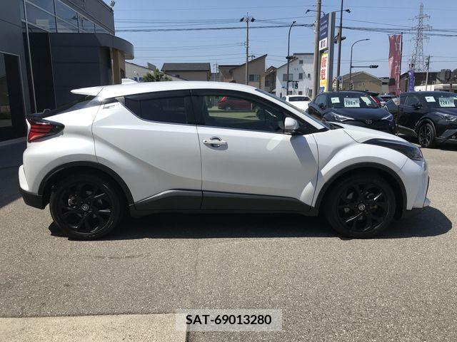 Toyota C-HR 2021-10 323087-5