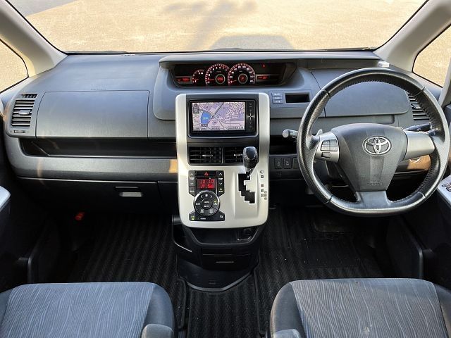 Toyota NOAH 2011-03 15973-1