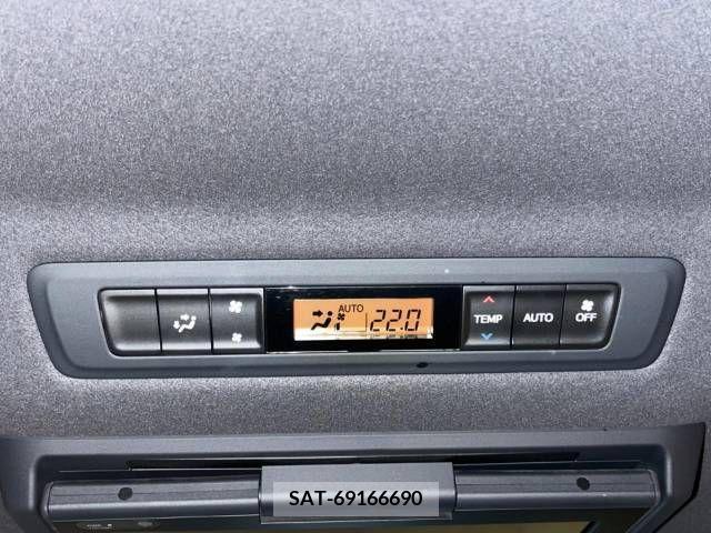 Toyota ESQUIRE 2019-08 337557-6