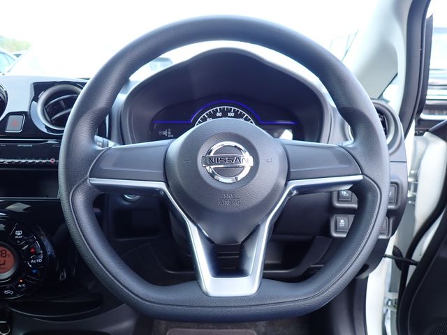 Nissan NOTE 2018-05 2057-6