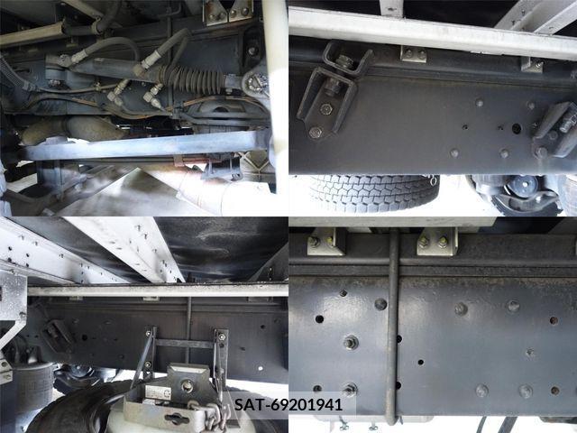Nissan QUON 2011-03 366843-9