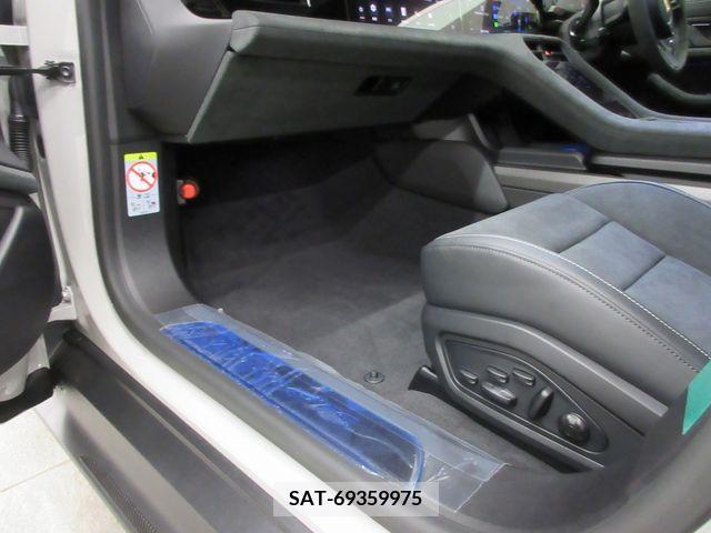 Porsche Taycan 2023-12 224743-11