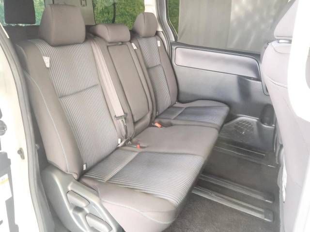 Toyota VOXY 2017-03 15523-9