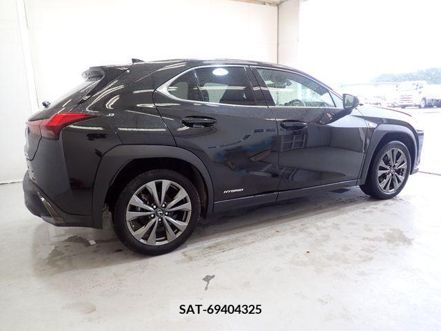 Lexus UX 2022-04 388203-4