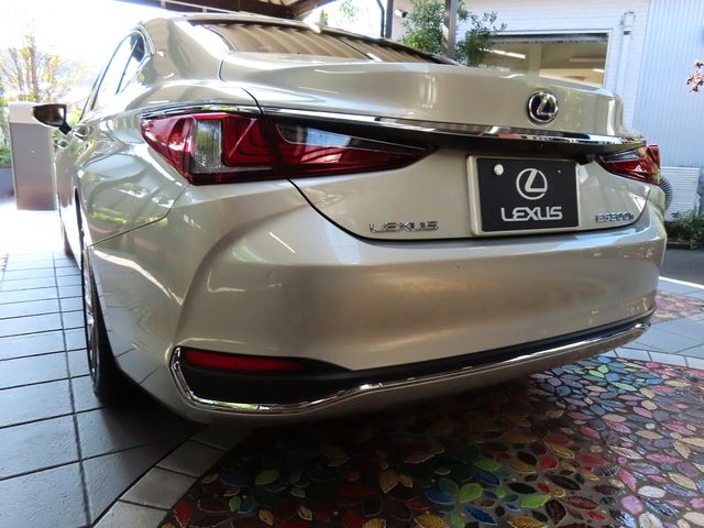 Lexus ES 2022-04 18826-1
