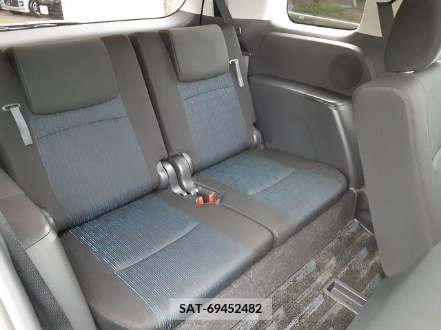 Toyota ISIS 2014-01 201128-8