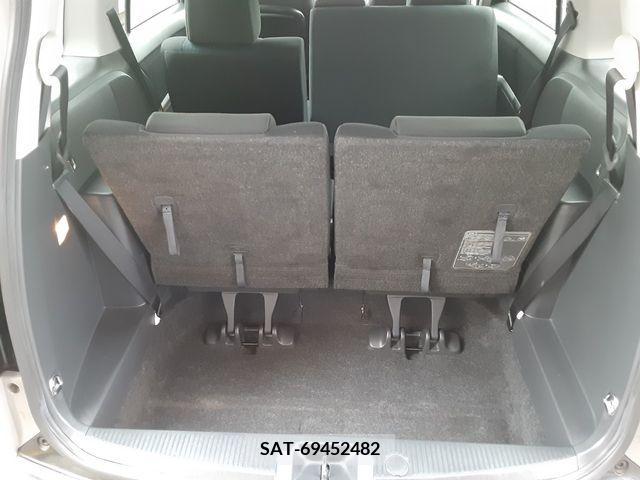 Toyota ISIS 2014-01 201128-9