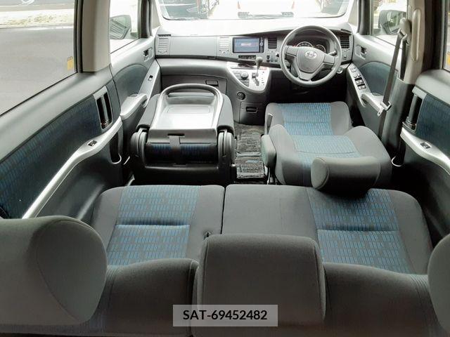 Toyota ISIS 2014-01 201128-10