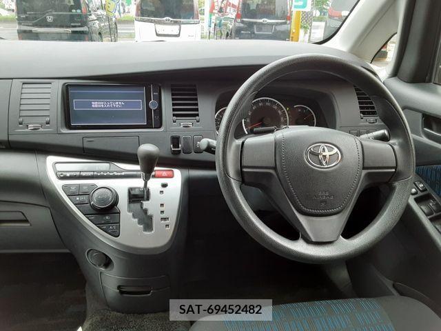 Toyota ISIS 2014-01 201128-11