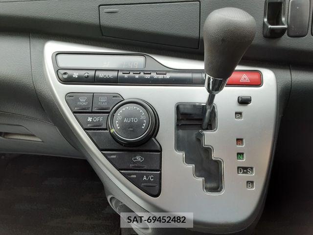 Toyota ISIS 2014-01 201128-12