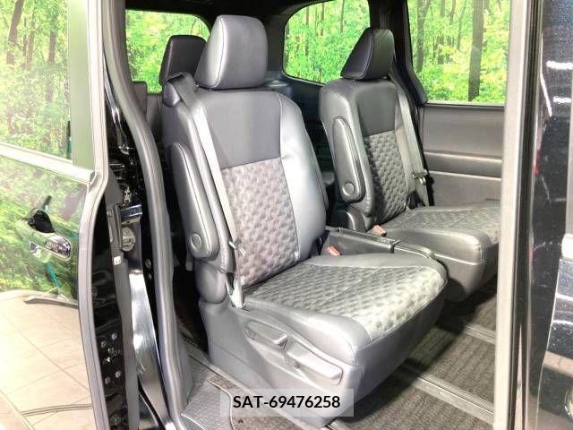 Toyota VOXY 2022-11 205877-8