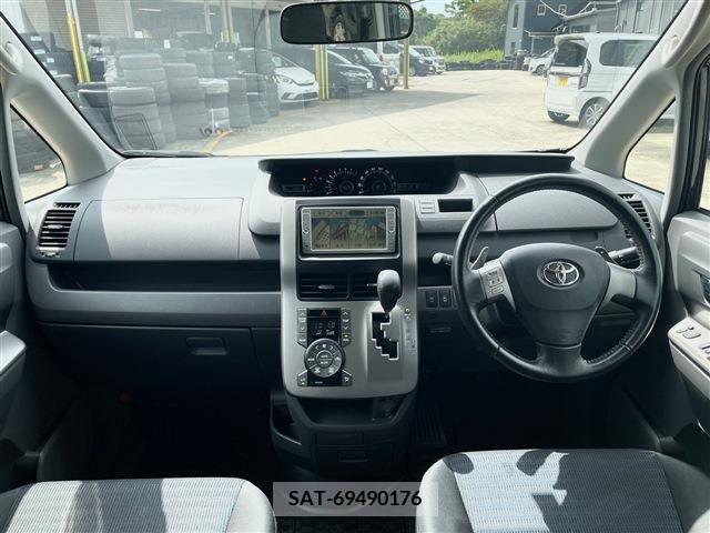 Toyota VOXY 2010-03 207611-1
