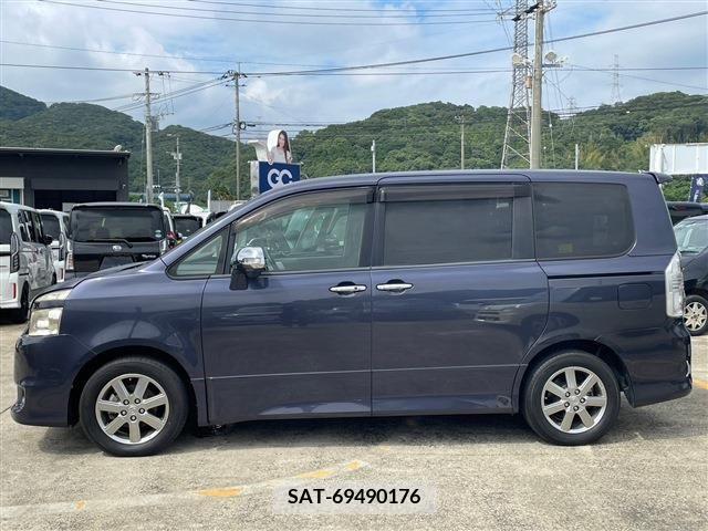 Toyota VOXY 2010-03 207611-8