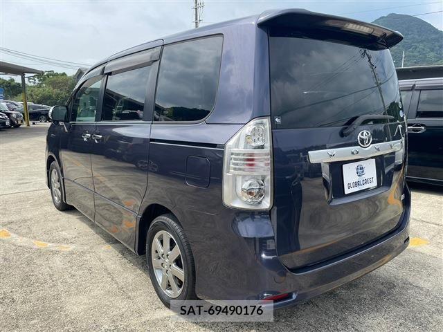 Toyota VOXY 2010-03 207611-7