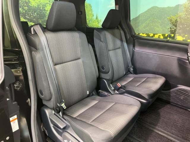 Toyota VOXY HYBRID 2019-03 185737-9